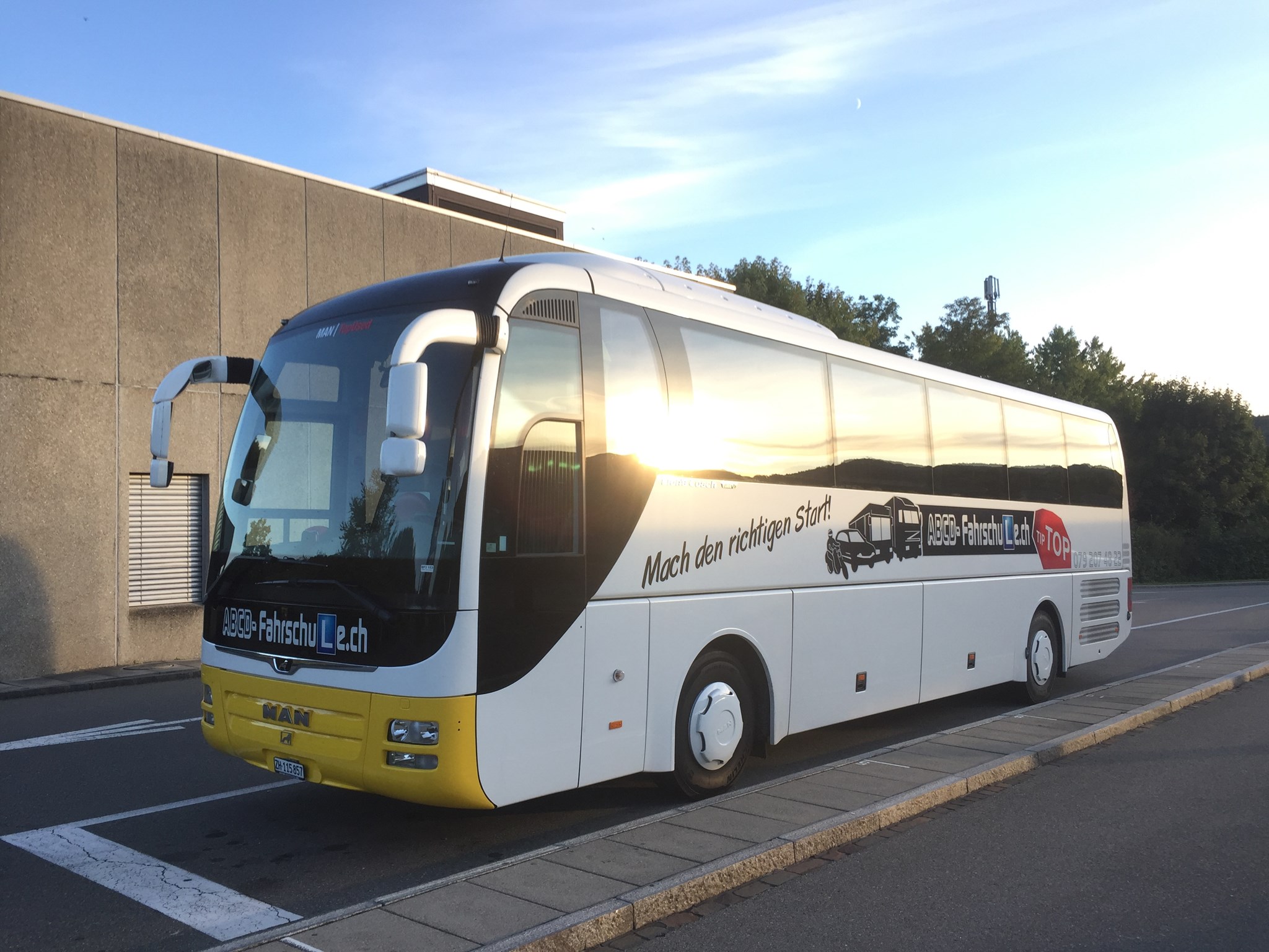 Busprüfung Reisbusfahrschule Kategorie D mit mindest Ausbildungzulassung direkt ab Autprüfung auf den Reisebus